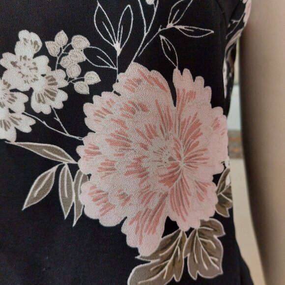 Dynamite Sleeveless Floral Top - Picture 8 of 15